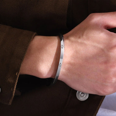 Pulseira Glisar · Pulseira rígida ajustável
