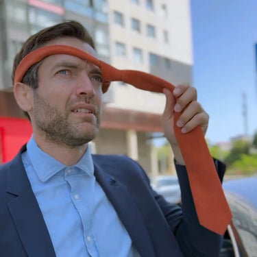 Chihuahua · corbata naranja suave