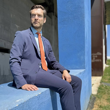 Chihuahua · corbata naranja suave