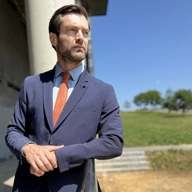 Chihuahua · corbata naranja suave