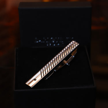 Grulla · pasador de corbata a rayas color plata - Barlovento de Biar