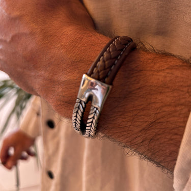 Pulseira Magalle · Pulseira em pele castanha com fecho
