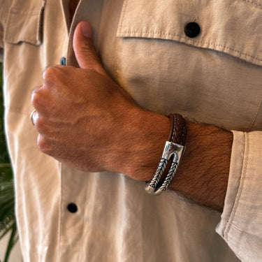 Pulseira Magalle · Pulseira em pele castanha com fecho