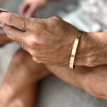 Pulseira Maia Gold · Pulseira em aço inoxidável estilo clássico