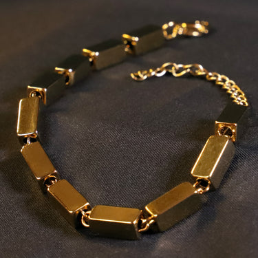 Pulseira Stratos · Pulseira de elos geométricos banhada a ouro 18k