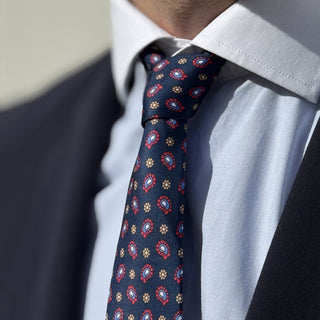 Corbata lisa vs estampada: cómo elegir la mejor para cada ocasión