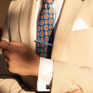 ¿Por dónde debe llegar la corbata?