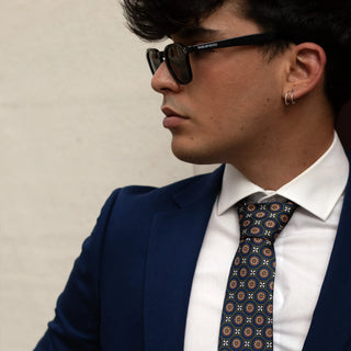 Qué color de corbata usar con un traje azul marino: Guía completa para acertar siempre