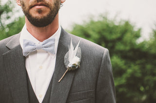 Cómo combinar corbata con traje para boda: colores, tejidos y errores comunes