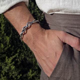 Cómo combinar varias joyas de hombre sin sobrecargar tu look