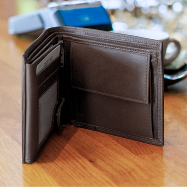 Geneva · Billetera clásica de cuero auténtico café, compacta