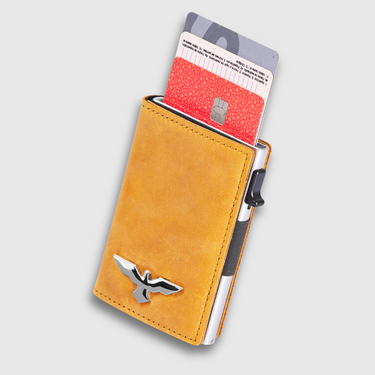 Basel · Tarjetero minimalista de cuero auténtico color ocre con sistema pop-up