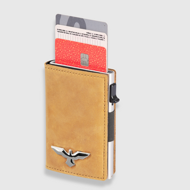 Basel · Tarjetero minimalista de cuero auténtico color ocre con sistema pop-up