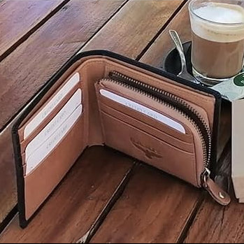 Lausanne · Billetera clásica de piel en color negro y camel con cremallera