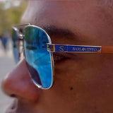 Oratori · gafas de sol grabadas con lentes azules y patillas de madera - Barlovento de Biar