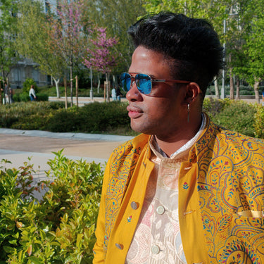 Oratori · gafas de sol grabadas con lentes azules y patillas de madera - Barlovento de Biar