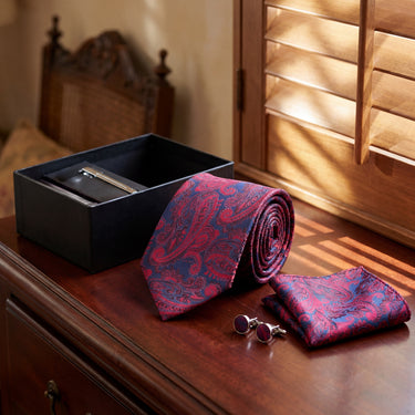 Perpignan · Conjunto de corbata con estampado paisley carmesí, pañuelo de bolsillo, gemelos y pasador de corbata