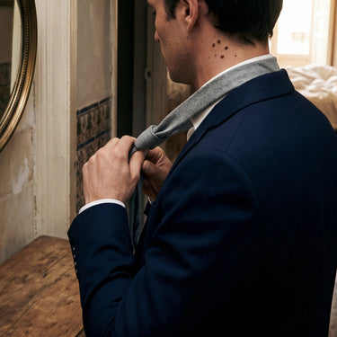 Antártico · corbata gris perla suave