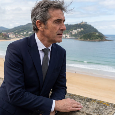 Atacama · corbata gris oscuro suave