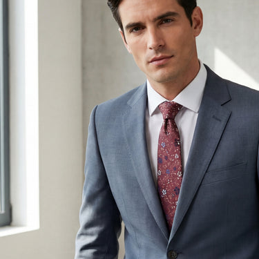 Auvergne · corbata floral de color rojo intenso