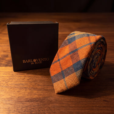 Balmoral · corbata 100% lana con cuadros naranjas y azules