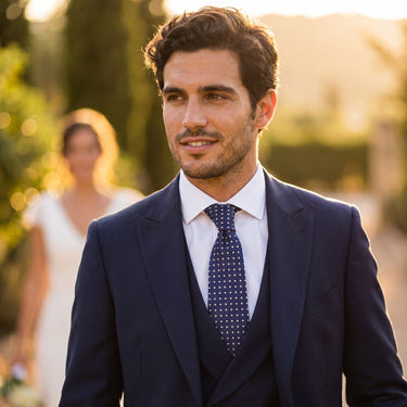 Bellagio · corbata azul marino 100% seda estilo italiano con cuadrados color crema