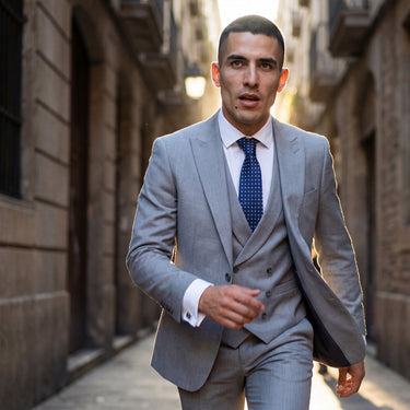Usuario con traje gris y corbata azul 