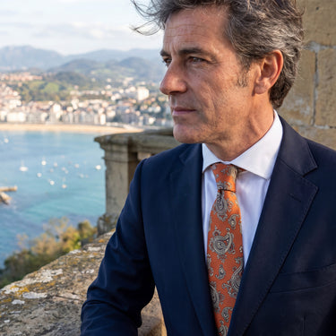 Bonifacio · corbata con estampado paisley naranja teja