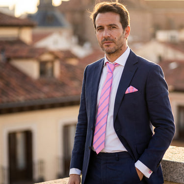 Brighton · conjunto de corbata a rayas rosas y azules con pañuelo de bolsillo, gemelos y pasador de corbata