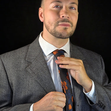 Caléndulas · corbata azul con flores naranjas