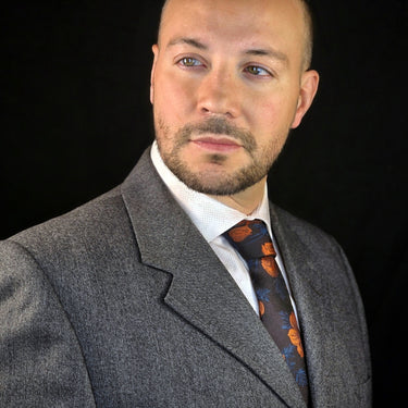 Caléndulas · corbata azul con flores naranjas