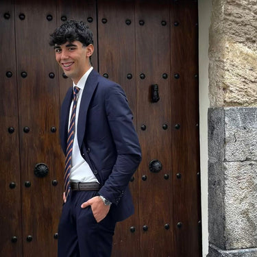 Cambridge · corbata a rayas azul, roja y amarilla