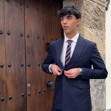 Cambridge · corbata a rayas azul, roja y amarilla