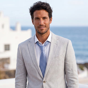 Capri · corbata azul cielo 100% seda, estilo italiano con mosaico geométrico
