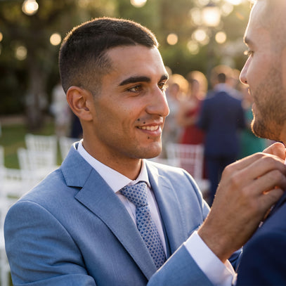 Usuario con traje azul claro y corbata de seda azul con estampado