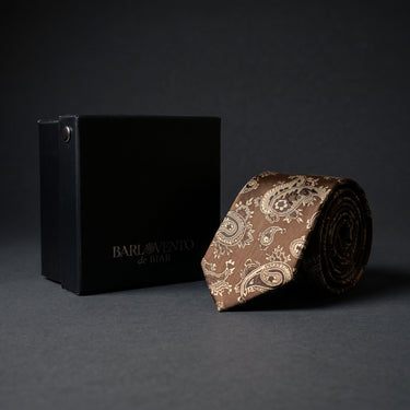 Carnac · corbata con estampado paisley marrón chocolate con detalles dorados y beige