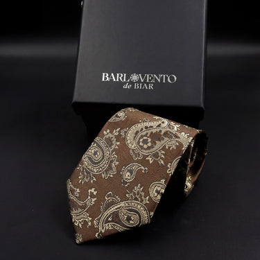Carnac · corbata con estampado paisley marrón chocolate con detalles dorados y beige