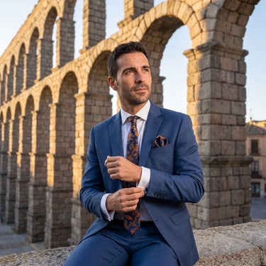 Chambord · Conjunto de gravata com estampado paisley azul e laranja com lenço, botões de punho e presilha