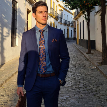 Chambord · conjunto de corbata con estampado paisley azul y naranja con pañuelo, gemelos y pasador