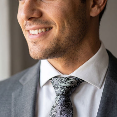 Chamonix · corbata con estampado paisley gris