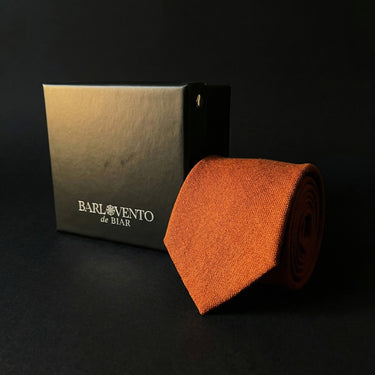 Chihuahua · corbata naranja suave