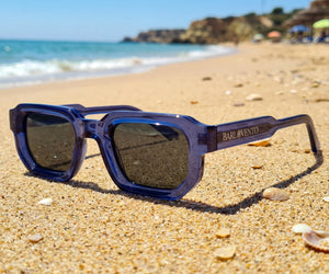 Cofete · gafas de sol de color azul intenso con lentes negras UV400