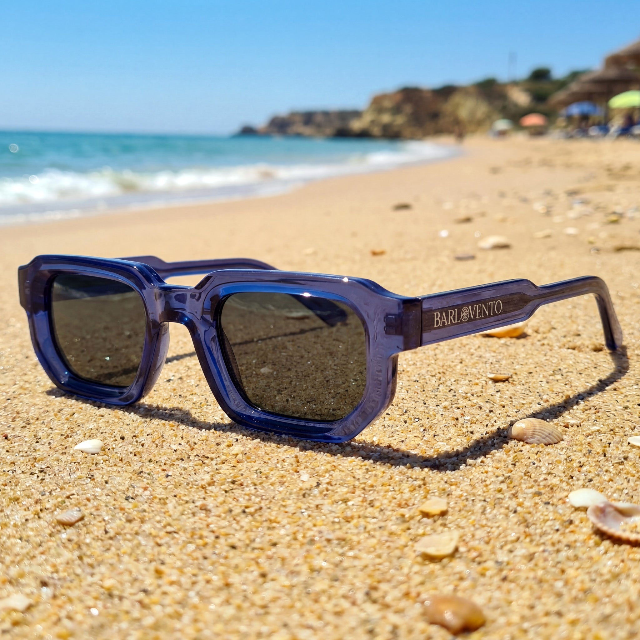 Cofete · gafas de sol de color azul intenso con lentes negras UV400 en Barlovento de Biar
