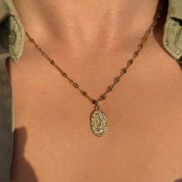 Collar Virelia · Collar cadena con abalorio de virgen