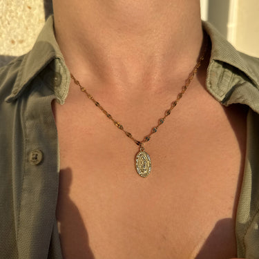 Collar Virelia · Collar cadena con abalorio de virgen