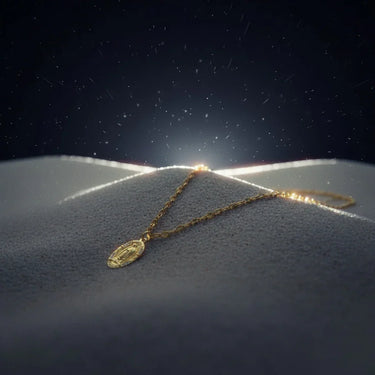 Collar Virelia · Collar cadena con abalorio de virgen