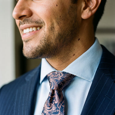 Comté · corbata con estampado paisley azul