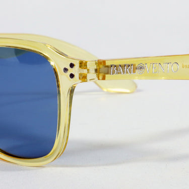 Cortadura · gafas de sol color crema cristal con lentes azules