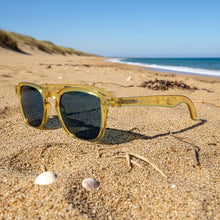 Cortadura · gafas de sol color crema cristal con lentes azules