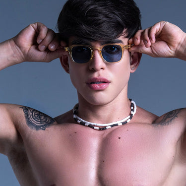 Cortadura · gafas de sol color crema cristal con lentes azules